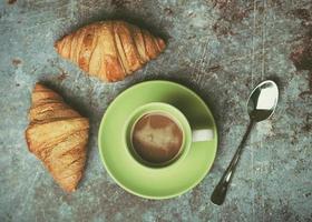 kopje koffie en croissants foto