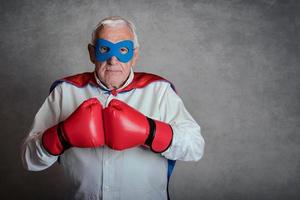 super opa, senior man verkleed als superheld foto