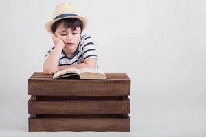 jongen die een boek leest foto