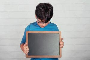 kind met een schoolbord foto