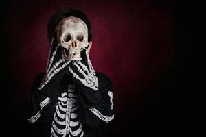jongen in skeletkostuum op halloween foto