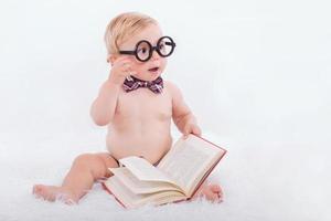 baby leest een boek foto