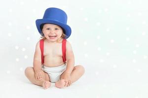 lachende baby met hoed foto