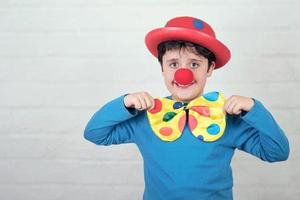 kind met clownsneus en hoed foto