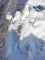 winterdag in het Russische dorp sneeuwput blauwe lucht foto