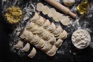 rauwe dumplings met aardappelen. traditionele Oekraïense keuken. foto