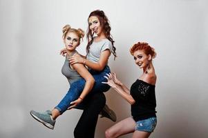 mode studio portret van drie grappige meisjes met lichte make-up foto