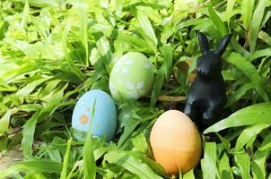paaseieren en konijnendecoratie op groen glas met macro close-up voor paasfestivalconcept foto