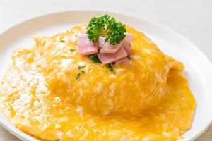 romige omelet met ham op rijst foto