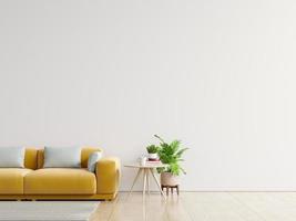 lege woonkamer met gele bank, planten en tafel op lege witte muur achtergrond. foto