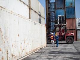 container vrachtstation zakenlieden ceo manager douane makelaar praten rapport factuur vrachtbrief verlader vrachtovereenkomst paklijst certificaat van oorsprong heftruck inclusief export import invoer foto