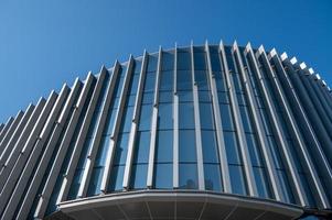 een deel van moderne stedelijke glazen gemengde gebouwen is in blauwe lucht en goed weer foto