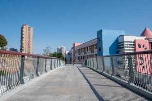 een voetgangersviaduct bestaande uit stenen platen en vangrails foto