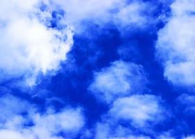 blauwe lucht met witte wolken. prachtige natuur foto