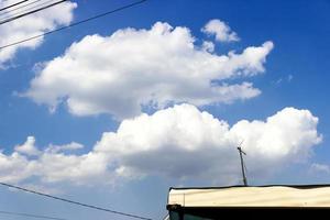 wolken en blauwe hemelachtergrond met exemplaarruimte foto