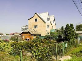 modern stadshuisje met twee verdiepingen in de zomer mooi foto