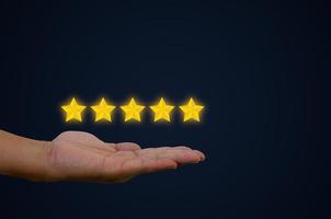 klant concept uitstekende service voor tevredenheid vijf sterren met zakenman touchscreen. over feedback en positieve klantbeoordelingen. foto