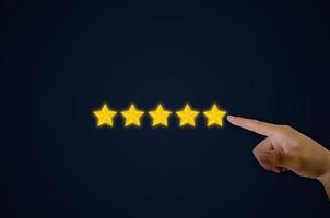 klantconcept uitstekende service voor tevredenheid vijfsterrenbeoordeling met zakenman touchscreen.feedback en positieve klantrecensies. foto