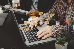 hand zakenman typen op een computer keyboard.marketing bedrijf informatie naar klanten verzenden of online transacties hacken. bedrijfsconcept technologie. foto