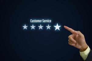 klantenservice concept uitstekende service voor tevredenheid vijf sterren met zakenman touchscreen. foto