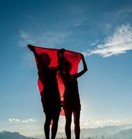 vrouw met hoofddoek in de wind foto