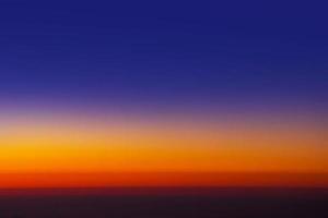 zonsonderganghemel vanuit het vliegtuigraam op een hoogte van 35.000 voet. foto