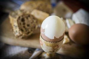 een rustiek ontbijt met gekookte eieren en brood foto