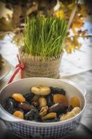 orthodox kerstaanbod inclusief jonge groene tarwe en gedroogd fruit op een tafel foto