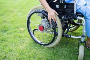 Aziatische senior of oudere oude dame vrouw patiënt op elektrische rolstoel met afstandsbediening op verpleegafdeling ziekenhuis, gezond sterk medisch concept foto