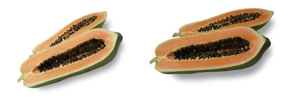 papaya fruit met zaden geïsoleerd op een witte achtergrond. foto