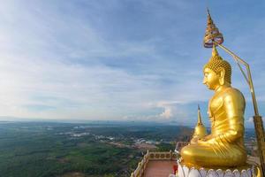 de gouden boeddha op de top van de berg, tijgergrottempel, krabi thailand foto