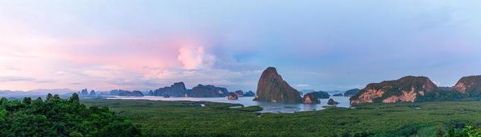 samet nangshe gezichtspunt berglandschap phang nga baai phuket thailand bij zonsondergang foto