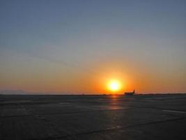 sonnenuntergang mit flugzeug foto