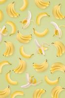 gele banaan op een groene wallpaper achtergrond foto