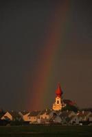 regenbogen kirche hoch foto