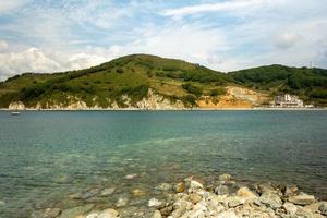 zeegezicht. kustlijn van nakhodka, rusland foto