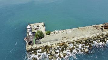 luchtfoto van het zeegezicht met uitzicht op de vuurtoren. yalta foto