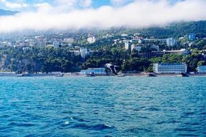 zeegezicht met uitzicht op de kustlijn van yalta, krim foto