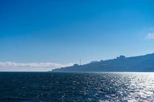 zeegezicht met uitzicht op de kustlijn van yalta, krim foto