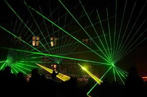 felgroene lasershow met mensen foto