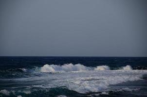 hoge golven op zee foto