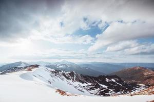 kleurrijke lentedag over de bergketens in de karpaten van het nationale park. Oekraïne, Europa. foto