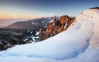 kleurrijke de lentezonsondergang over de bergketens in de nationale parkkarpaten. Oekraïne, Europa foto