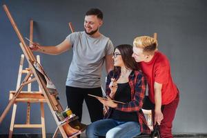 creatieve kunstenaars hebben in de studio een kleurrijke afbeelding op canvas ontworpen met olieverf foto