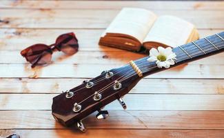 close-up klassieke gitaarkop met bril en boek foto