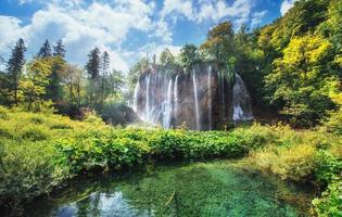 watervallen in nationaal park vallen in turquoise meer. plitvice, kroatië foto