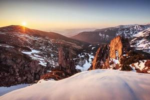 kleurrijke de lentezonsondergang over de bergketens in de nationale parkkarpaten. Oekraïne, Europa foto