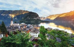 uitzicht vanaf hoogte op hallstatt stad tussen de bergen. Oostenrijk foto