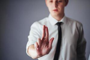 zakenman hand wijzend op lege ruimte op zwarte achtergrond foto