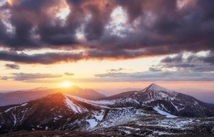 kleurrijke de lentezonsondergang over de bergketens in de nationale parkkarpaten. Oekraïne, Europa foto